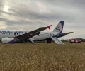 Пассажирский самолет «Уральских авиалиний» экстренно сел в поле